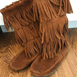 Minnetonka 3-Layer Fringe Boot, size 6